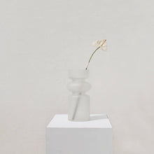 Заредете изображение във визуализатора на галерията – Iris Glass Vase