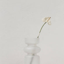 Заредете изображение във визуализатора на галерията – Iris Glass Vase