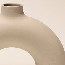Заредете изображение във визуализатора на галерията – Half Polo Vase
