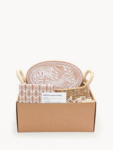 Заредете изображение във визуализатора на галерията – Bread Warmer &amp; Basket Gift Set with Tea Towel - Bird Oval
