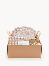 Заредете изображение във визуализатора на галерията – Bread Warmer &amp; Basket Gift Set with Tea Towel - Flower
