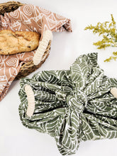 Заредете изображение във визуализатора на галерията – Bread Warmer &amp; Basket Gift Set with Tea Towel - Flower
