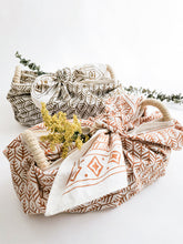 Заредете изображение във визуализатора на галерията – Bread Warmer &amp; Basket Gift Set with Tea Towel - Flower
