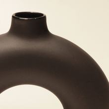 Заредете изображение във визуализатора на галерията – Half Polo Vase
