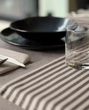 Заредете изображение във визуализатора на галерията – Cloth Table Runner
