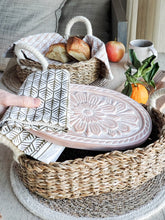 Заредете изображение във визуализатора на галерията – Bread Warmer &amp; Basket Gift Set with Tea Towel - Flower
