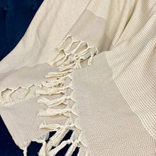 Заредете изображение във визуализатора на галерията – Diamond Stripe Turkish Throw
